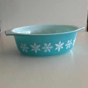 Vintage Pyrex Snowflake 1 1/2 quart carrerole dish